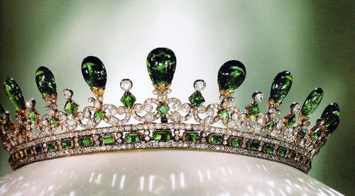 queen-victoria-emerald-diamond-tiara-gothic-style-designed-prince-albert