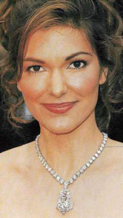 Actress Laura Harring, wearing a diamond necklace at the Oscars 2002 with the Archduke Joseph Diamond as pendant 