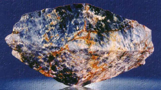 Another view of the Jinadasa Guruge hexagonal bipyramidal 40.3 kg rough sapphire crystal 