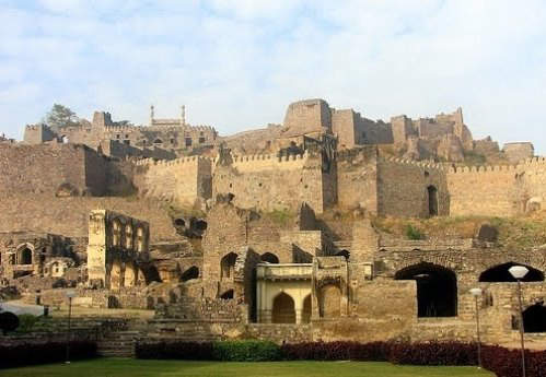 Another view of the ruined fortress of Golconda 