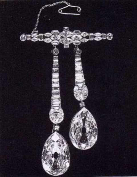 The Arcot Diamonds suspended from a bar brooch after dismounting from the Westminister Tiara