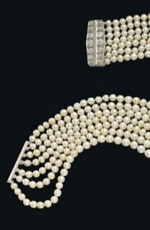 Bar-clasp of the seven-strand pearl necklace 