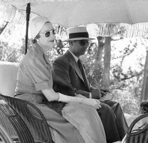 Elena Lupescu riding a carriage with Carol in Bermuda in 1941. Here too she appears to be wearing the same pair of pearl drop earrings 