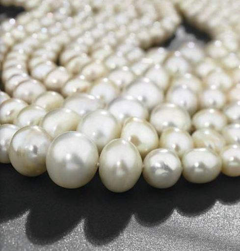 Extra-brilliance and sheen of the saltwater pearls in the necklace 