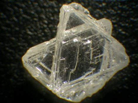 Flat triangular diamond macles