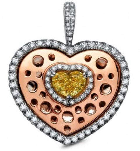 Lady Zahira heart-shaped pendant set with the Lady Zahira heart-shaped diamond as centerpiece 