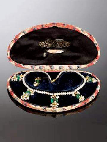 Maharani Jindan Kaur Emerald and Seed Pearl Necklace inside its velvet-lined semi-circular case with inscription on the inner surface of the lid