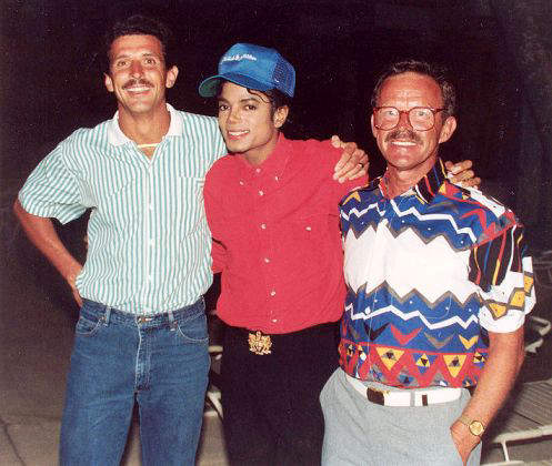 Michael Jackson with two of his fans at the Kahala Hilton Hotel in late January 1988 two years after he was diagnosed with vitiligo
