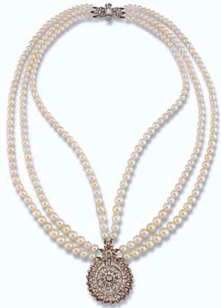 The necklace is a "Princess" under the modern system of classification of pearl necklaces