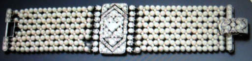 Pearl bracelet with rectangular centerpiece studded with diamonds