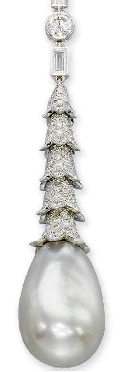 The drop-shaped pearl and diamond pendant of the necklace