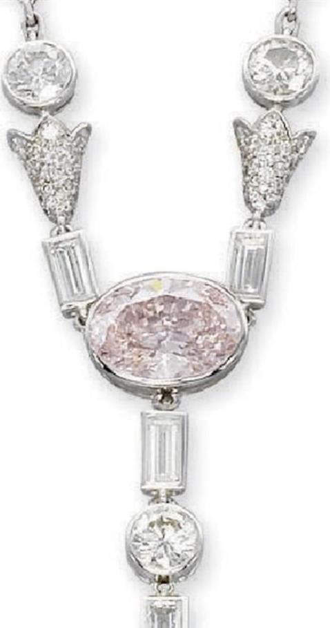 The centerpiece of the necklace, the old circular-cut pink diamond from which arise the two arms of the necklace and the pearl pendant