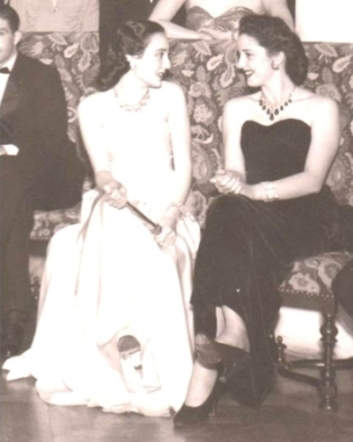Princess Faiza wearing the emerald and diamond fringe necklace at the 1948 Tahar Palace ball