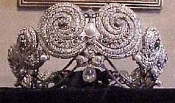 Princess Shwikar's Platinum Tiara, one of the stunning pieces on display at the Museum