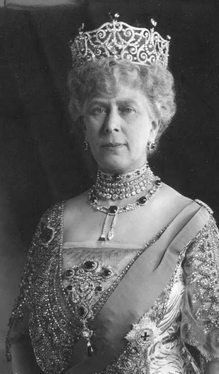 Queen Mary, Queen consort-of-king-george-v wearing the-delhi-cambridge-dumbar-parure