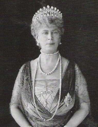 Queen Mary wearing the 1913 version of the Cambridge Lovers Knot Tiara, with the pearl spikes intact. 