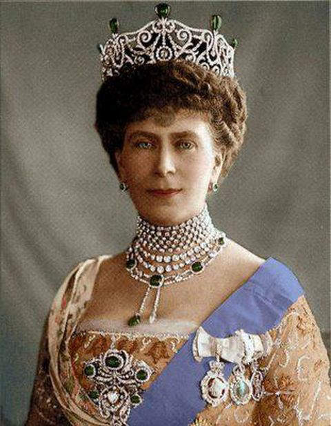 queen-mary-wearing-the-delhi-durbar-necklace-and-other-components-of-the-parure