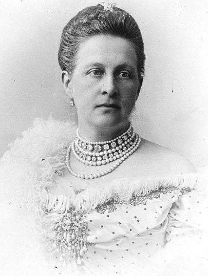 Queen Olga of Greece wearing the Devant de Corsage