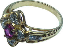 Flower shaped ring with a Ceylon(Sri Lanka)Pink Sapphire and diamonds set in 18k gold.