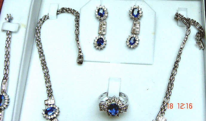 Complete jewelry set with four components, made up of large high quality Ceylon (Sri Lanka) blue sapphires and diamonds, all set in 18ct white gold.