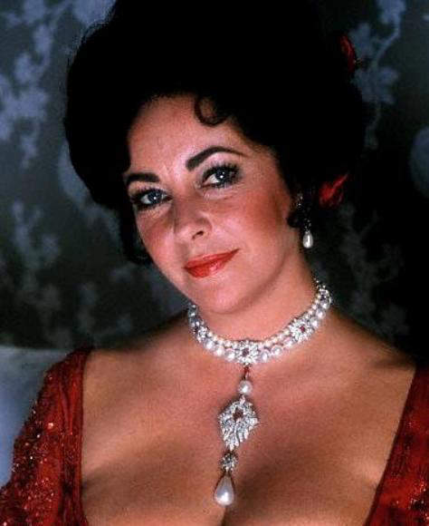 Elizabeth Taylor wearing the La Peregrina Necklace and a matching pair of pearl eardrops. 