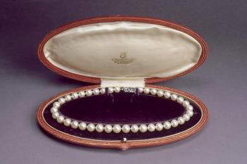Marilyn Monroe received the pearl necklace as a honeymoon gift from her husband Joe DiMaggio, 