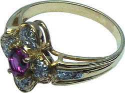 Flower shaped ring with a Ceylon(Sri Lanka)Pink Sapphire and diamonds set in 18k gold.