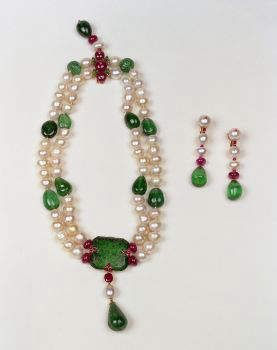 the sultan pearl necklace and earrings